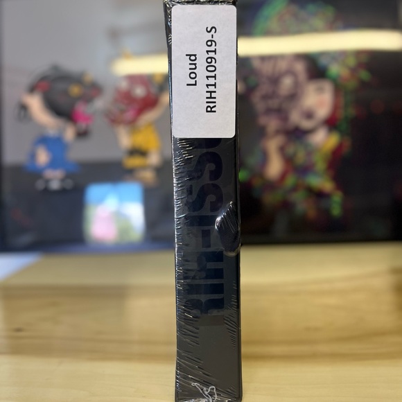 Rih-Issue limited edition “Loud” vinyl and merch Size S - Picture 3 of 3